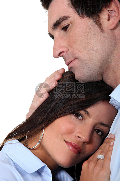 情侣相爱的拥抱黑发温暖面孔男人婚姻头发联盟口红丈夫戒指图片