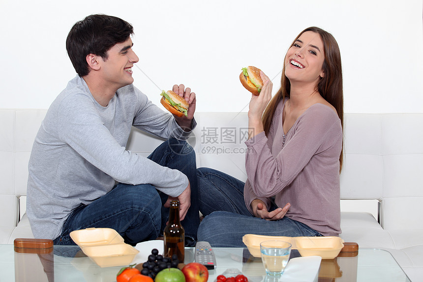 吃汉堡的情侣夫妻泡沫食物享受小吃暴饮暴食饥饿男朋友垃圾吃饭图片