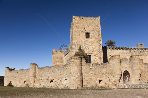 西班牙塞戈维亚 卡斯蒂利亚和里昂佩德拉萨城堡村庄墙壁旅游旅行石头入口历史建筑学晴天图片