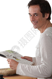 男人快乐阅读报纸面孔棕色眼睛白色头发男性背景图片