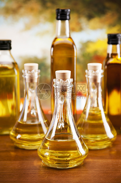 橄榄油和橄榄黄色食物宏观叶子传统液体玻璃沙拉玻璃状植物图片