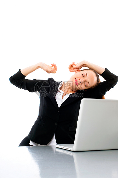 在白色背景工作室使用笔记本电脑的年轻女商务人士成人年轻人员工技术雇员疲倦人士女性工作网络图片