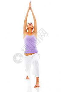 年轻女子在白背景演播室做瑜伽双手体操运动装运动器材年轻人背心成人女性练习图片