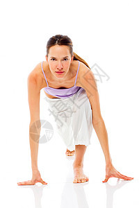 年轻女子在白背景演播室做瑜伽运动装背心赤脚娱乐体操成人年轻人运动练习女性图片