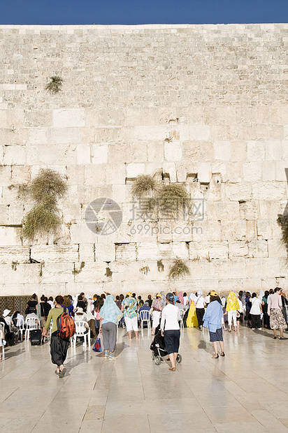 在耶路撒冷墙附近祈祷的妇女和旅游者旅行教会建筑学圣经银行运气上帝文化寺庙历史图片
