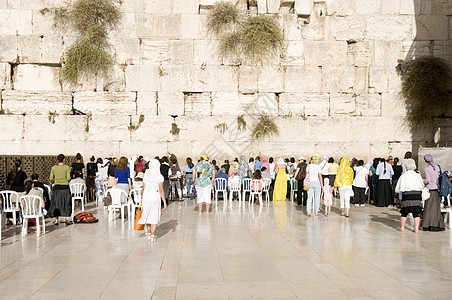 在耶路撒冷墙附近祈祷的妇女和旅游者运气建筑学遗嘱旅行圣经上帝宗教寺庙教会石头图片