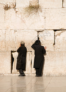 在耶路撒冷墙附近做两个祈祷图片