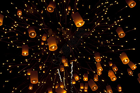 天空灯笼烟火节 泰国清迈旅行传统蜡烛新年气球节日灯笼宗教文化游客图片