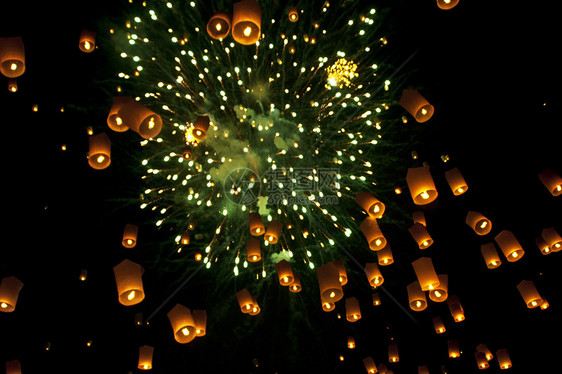 天空灯笼烟火节 泰国清迈旅行公园庆典蜡烛星星游客新年家庭派对宗教图片