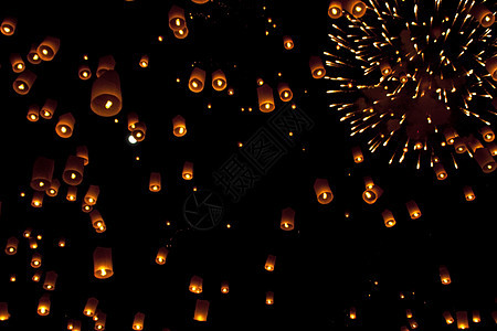 天空灯笼烟火节 泰国清迈家庭派对蜡烛游客火焰灯笼橙子传统天空文化图片