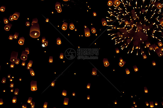 天空灯笼烟火节 泰国清迈家庭派对蜡烛游客火焰灯笼橙子传统天空文化图片