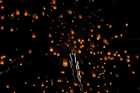 天空灯笼烟火节 泰国清迈节日气球公园火焰星星蜡烛家庭传统文化庆典图片