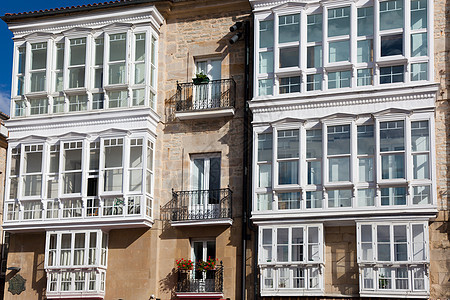 西班牙巴斯克州阿拉瓦的Vitoria视窗建筑城市晴天历史性历史玻璃阳台遗产旅行石头图片