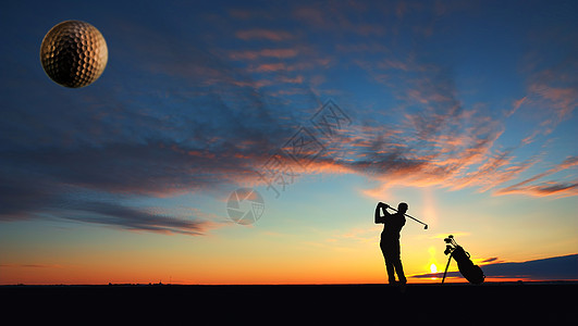 一个人打高尔夫球图片