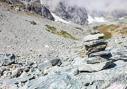 意大利阿尔卑斯山上的路径符号小路高山远足石头踪迹蓝色风景绿色指针旅游图片