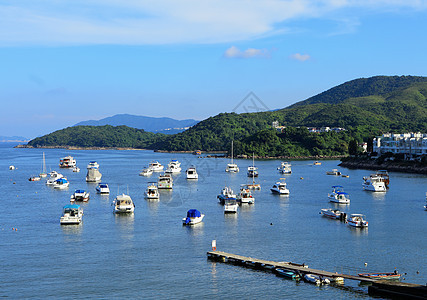 在海湾的游艇全景海岸线山脉城市教会旅游房子旅行港口村庄图片