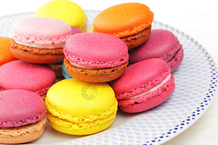 法国富彩多彩的马卡龙粉色饼干开心果覆盆子黄色食物白色紫色蓝色绿色图片