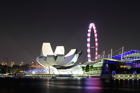 晚上在新加坡景观街道文化圆顶船舶城市车轮反射地标道路图片