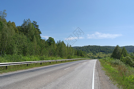 山中的道路蓝色远景爬坡假期场景植物阳光游览天空地平线图片