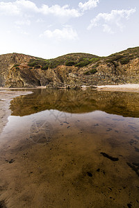 在葡萄牙美丽的海滩上海岸线支撑海洋岩石悬崖波浪背景图片