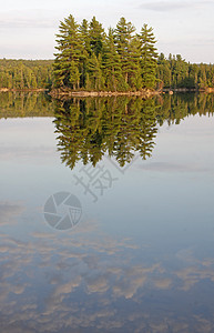 Algonquin 湖反射图片