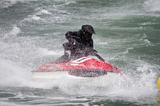 喷气式赛船力量喷射海浪引擎汽艇蓝色晴天假期男人赛跑者图片