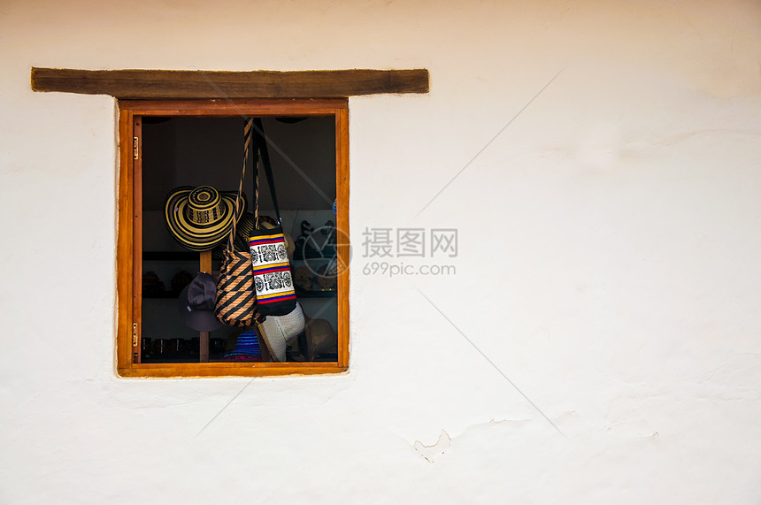 苏韦尼亚外观建筑殖民历史性旅游店铺帽子白色蓝色拉丁图片