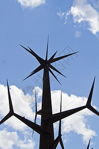 抽象的尖点铁结构纪念碑金属多云白色天空游客吸引力城市背景图片