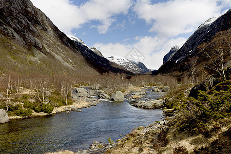 以河流和北河道为特点的农村山谷衬套乡村风景河道溪流天空石头岩石爬坡漏斗图片