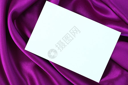 紫色上空白白卡微光织物卡片纺织品白色棉缎丝绸笔记图片