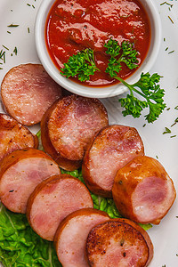 巴伐利亚香肠加番茄酱餐厅午餐熏制烧烤猪肉奢华香料咖啡店小吃盘子图片