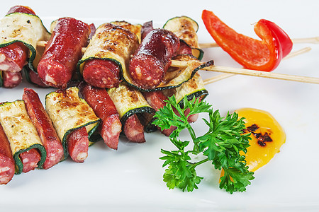 巴伐利亚香肠加番茄酱咖啡店酒吧餐厅食物桌子服务菜肴草药饮食熏制图片