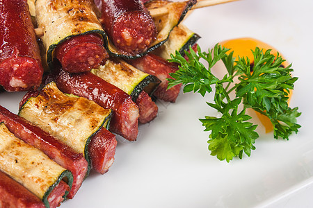巴伐利亚香肠加番茄酱烧烤午餐熏制服务食物餐厅青菜奢华猪肉草药图片