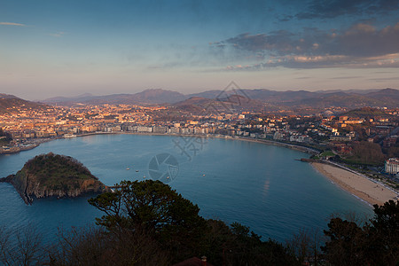 西班牙吉普兹科亚圣塞巴斯蒂安全景全景海洋海滩建筑物地区外耳山脉城市晴天旅行图片