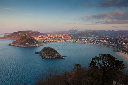 西班牙吉普兹科亚圣塞巴斯蒂安全景外耳海滩海洋旅游地区建筑物晴天旅行山脉全景图片