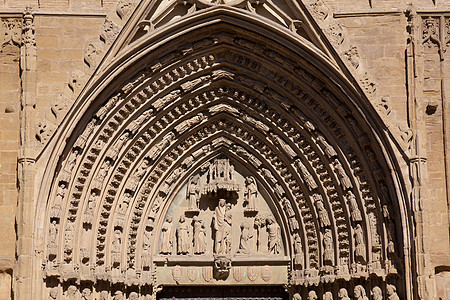 西班牙阿拉贡韦斯卡大教堂宗教牧师入口旅游教会晴天石头雕塑历史遗产图片