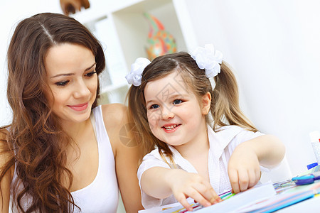 母亲和女儿在学女孩学习快乐学校家庭妈妈女士幸福孩子乐趣图片