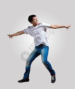 青年男子跳舞和跳跃霹雳舞者体操艺术男性工作室男生行动霹雳舞舞蹈家成人图片