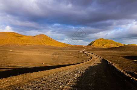 山路与地平线图片