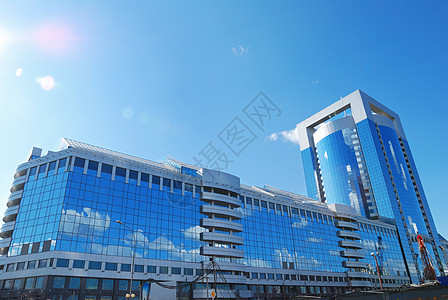 现代办公楼市中心窗户组织城市街道天空摩天大楼技术玻璃蓝色背景图片