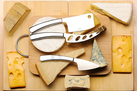各种奶酪种类白色模具羊乳静物木板小吃奶制品阴影黄色干酪图片