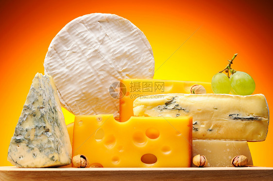各种奶酪种类白色静物羊乳开心果模具食物小吃干酪蓝色奶制品图片