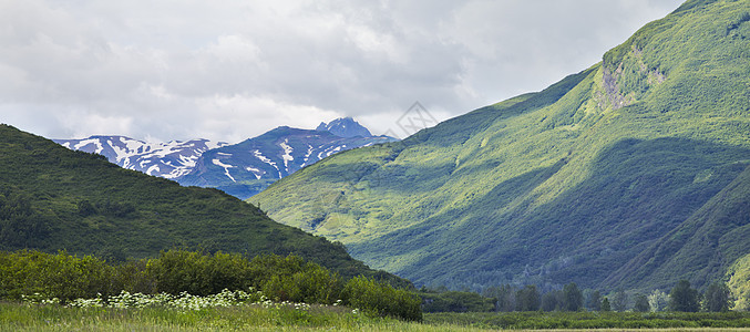 山中有许多高山图片