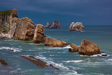 西班牙坎塔布里亚州莱恩克里斯的拉阿尔尼亚海滩上的岩石图片