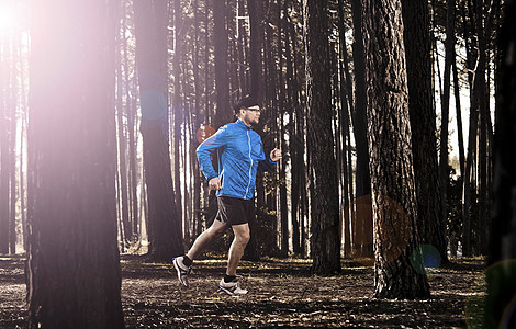 在森林中奔跑力量跑步成人训练速度火车男性闲暇短跑赛跑者图片