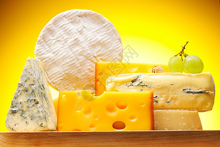 各种奶酪种类白色静物羊乳木板奶制品小吃模具产品干酪食物图片