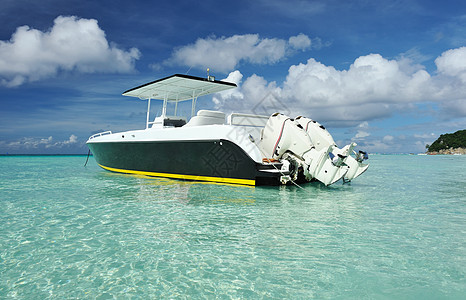 美丽的海滩 有机动船热带假期血管摩托艇汽艇海景蓝色天空旅行游艇图片
