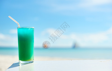 海滩鸡尾酒假期果汁茶点热带海洋酒精玻璃天空液体蓝色图片