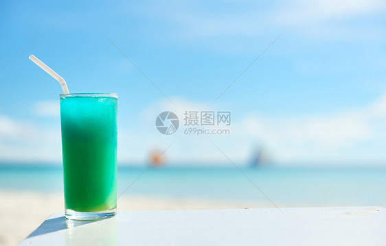 海滩鸡尾酒假期果汁茶点热带海洋酒精玻璃天空液体蓝色图片