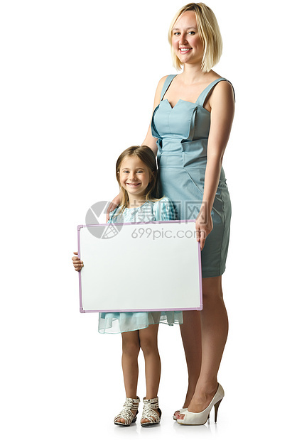 母亲与女儿在白边被孤立女士快乐微笑家庭幸福木板父母海报乐趣孩子图片